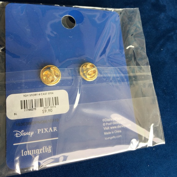 7 diff. Disney PINS, CHARMS, & Keyring - Picture 6 of 12